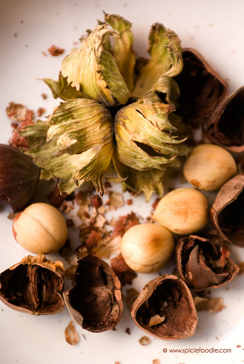 How To Roast Raw Hazelnuts by @SpicieFoodie | #hazelnuts #roasted #raw #nuts #autumn