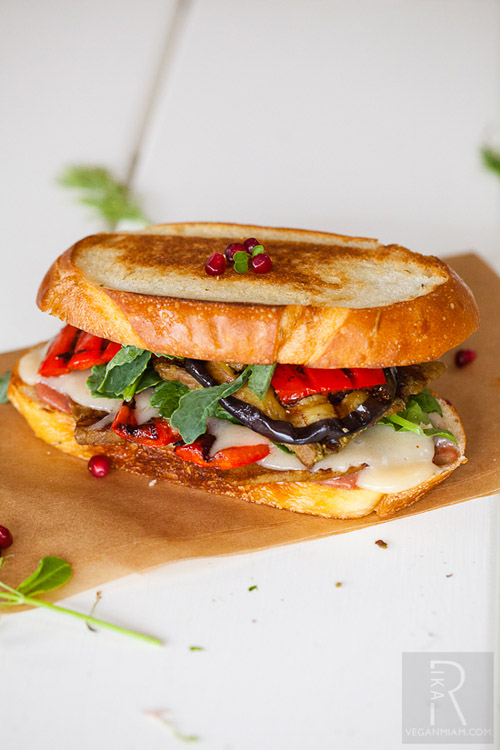 vegan mediterranean grilled cheese sandwich with walnut pesto seitan by @veganmiam | #MeatlessMonday
