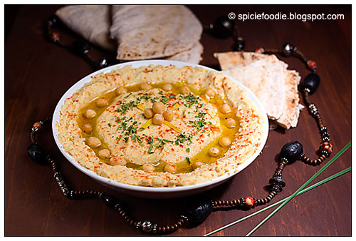 Hummus; Hummus without Tahini; healthy; healthy snack; tahini; chick peas; garbanzo beasn; vegan; vegetarian; legumes; low fat; spicie foodie; spicy food; spreads; dips; appetizer; pita bread; protein; lemon; meyer lemon; olive oil; garlic; recipe; easy; fast hummus; middle eastern food; arabic food; greek hummus,giveaway