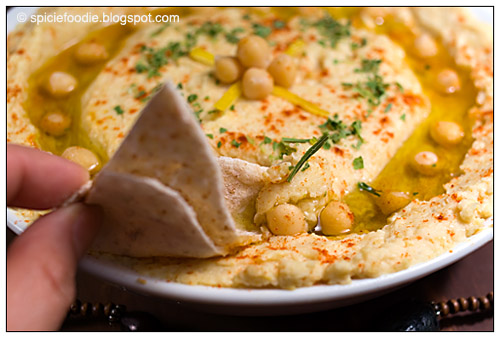 Hummus; Hummus without Tahini; healthy; healthy snack; tahini; chick peas; garbanzo beasn; vegan; vegetarian; legumes; low fat; spicie foodie; spicy food; spreads; dips; appetizer; pita bread; protein; lemon; meyer lemon; olive oil; garlic; recipe; easy; fast hummus; middle eastern food; arabic food; greek hummus,giveaway