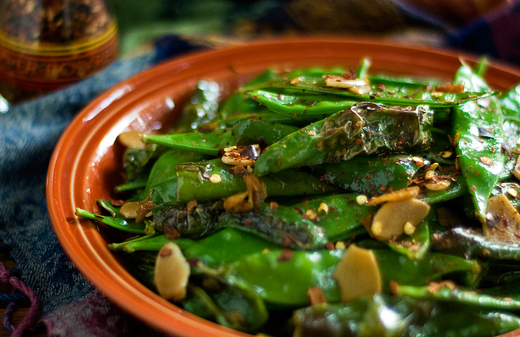 Sautéd Snow Peas with Green Pepper and Chile Flakes by @SpicieFoodie | #snowpeas #meatlessmonday #veganmeal