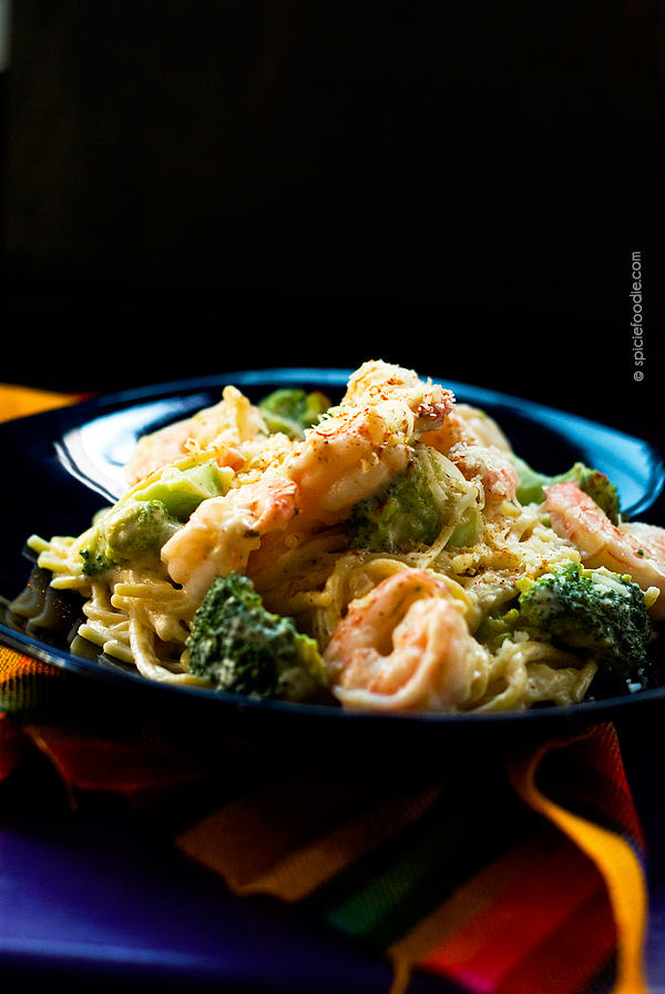 Creamy Spaghetti with Broccoli and Shrimp by @SpicieFoodie | #quickmeals 