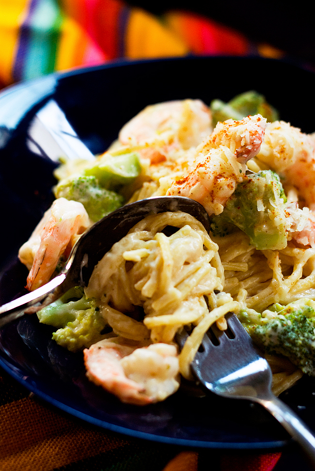 Creamy Spaghetti with Broccoli and Shrimp by @SpicieFoodie | #quickmeals